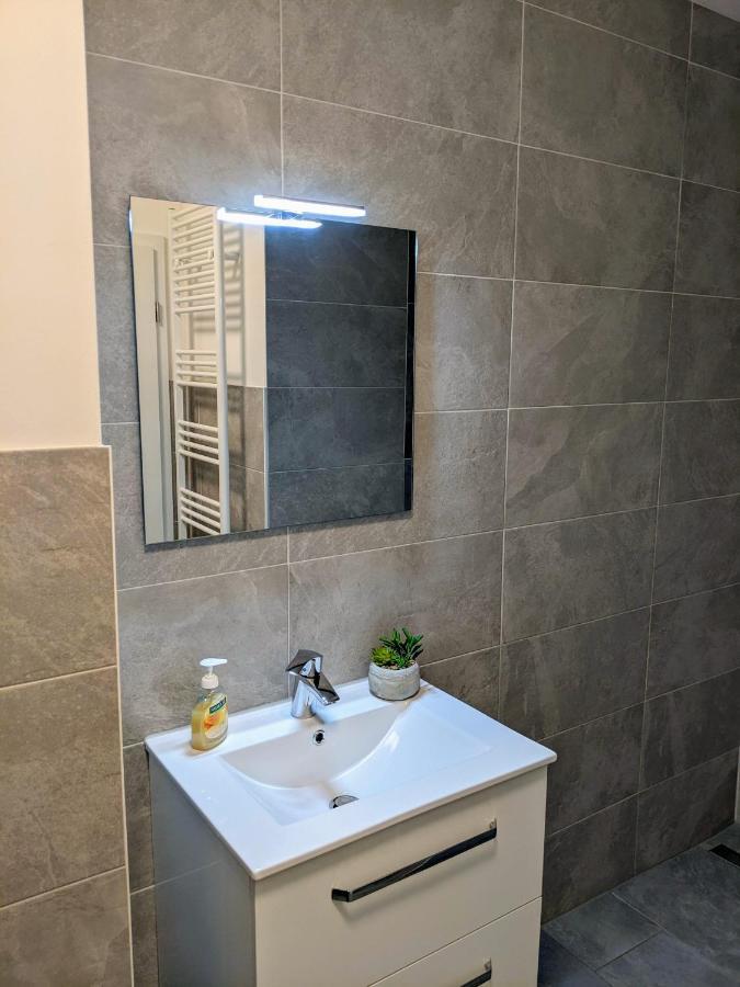 Apartment Gut Schlafen In Der Innenstadt Von - Io19 *